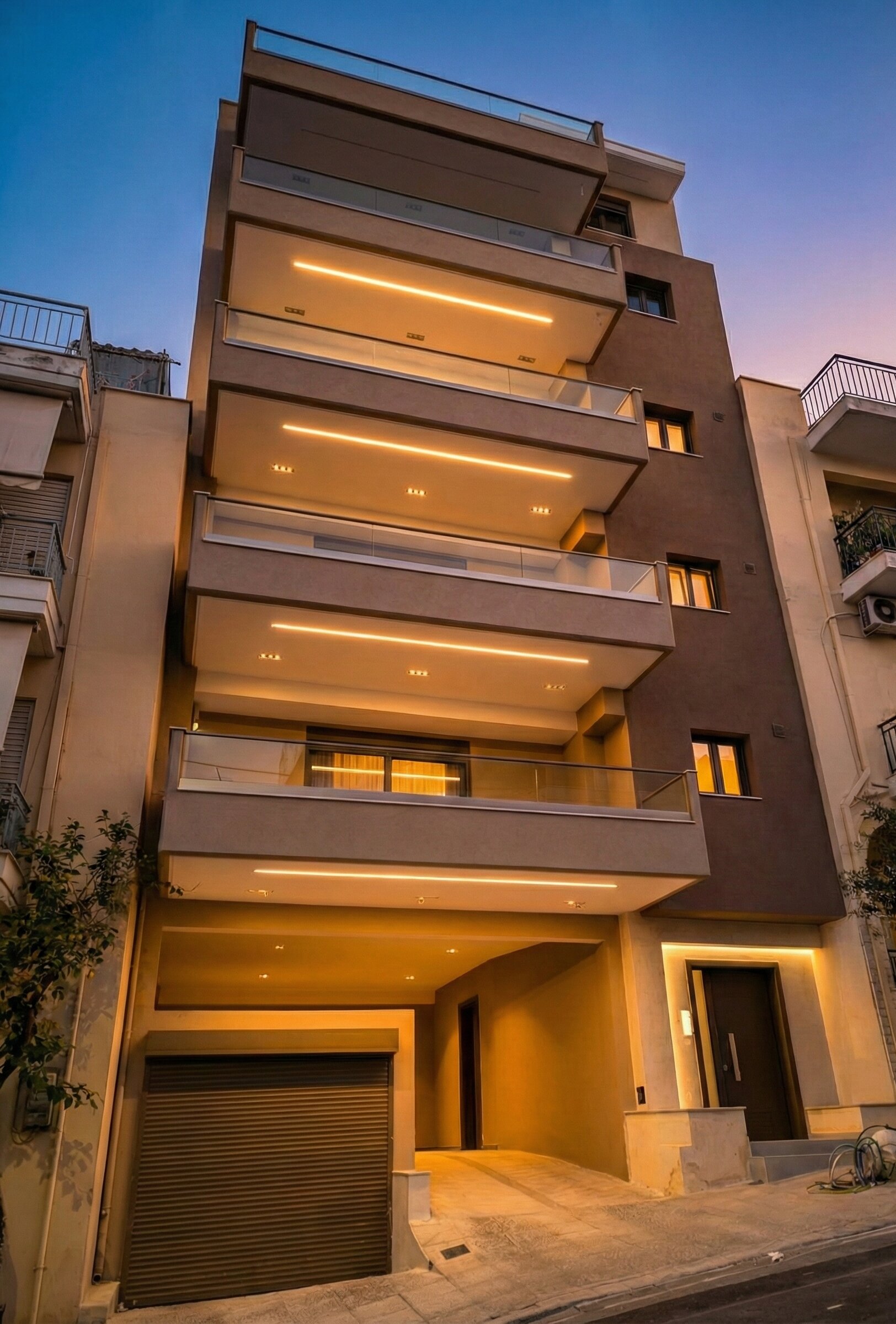 Νυχτερινή όψη σύγχρονης πολυκατοικίας με φωτισμό στα μπαλκόνια στον Κορυδαλλό