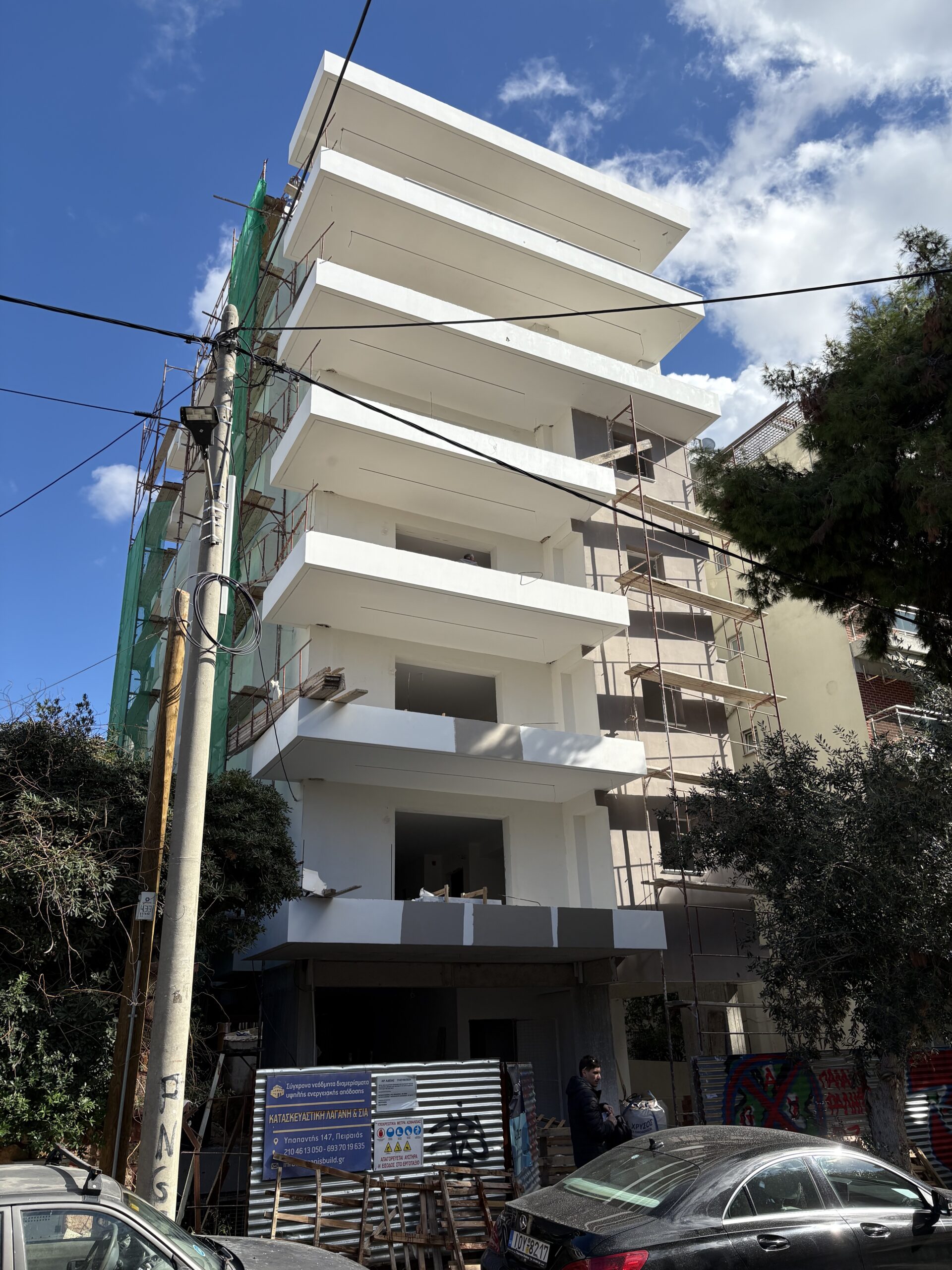 Υπό κατασκευή νεόδμητη πολυκατοικία με εξώστες στο Παλαιό Φάληρο από την Κατασκευαστική Λαγάνη & ΣΙΑ