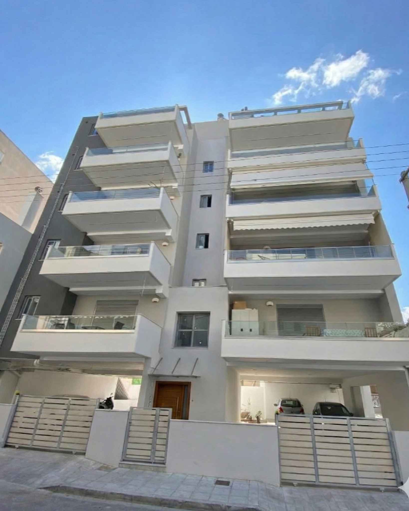 Εξωτερική όψη νέας πολυκατοικίας έξι ορόφων στον Κορυδαλλό.