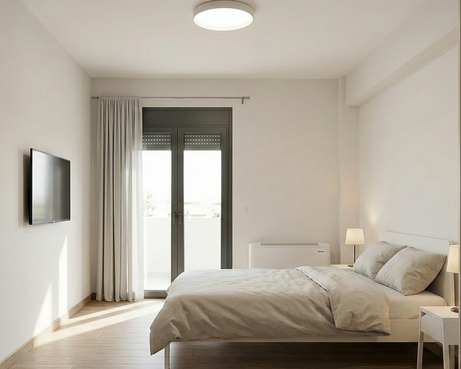 Μοντέρνο υπνοδωμάτιο με διπλό κρεβάτι, δάπεδο από πλακίδια ξύλου μεσαίας απόχρωσης, επιτοίχια τηλεόραση απέναντι από το κρεβάτι και μεγάλη μπαλκονόπορτα στο κέντρο του τοίχου.