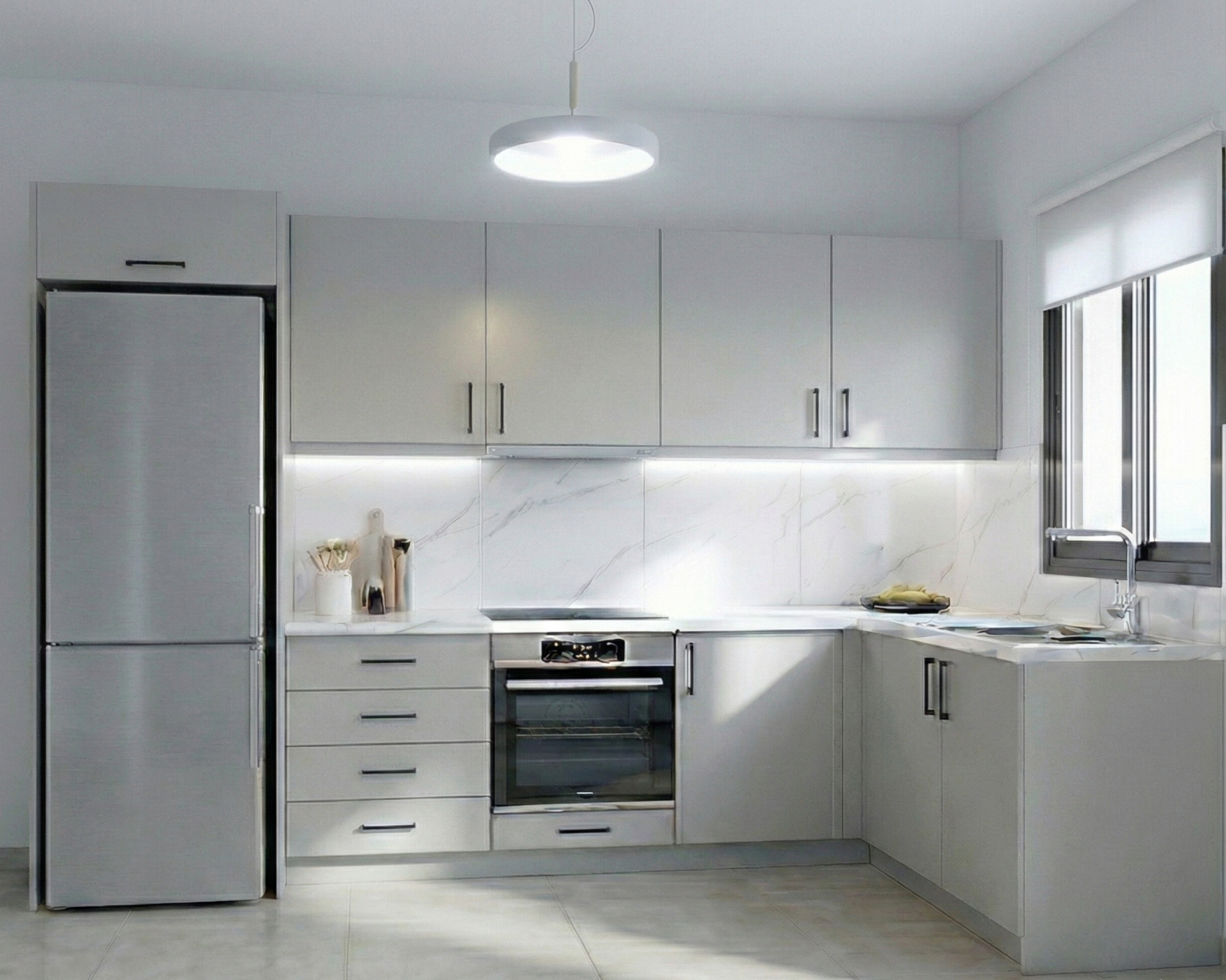 Μοντέρνα γωνιακή κουζίνα με γκρι ντουλάπια, λευκή μαρμάρινη πλάτη, inox ψυγείο και κρυφό φωτισμό LED κάτω από τα ντουλάπια.