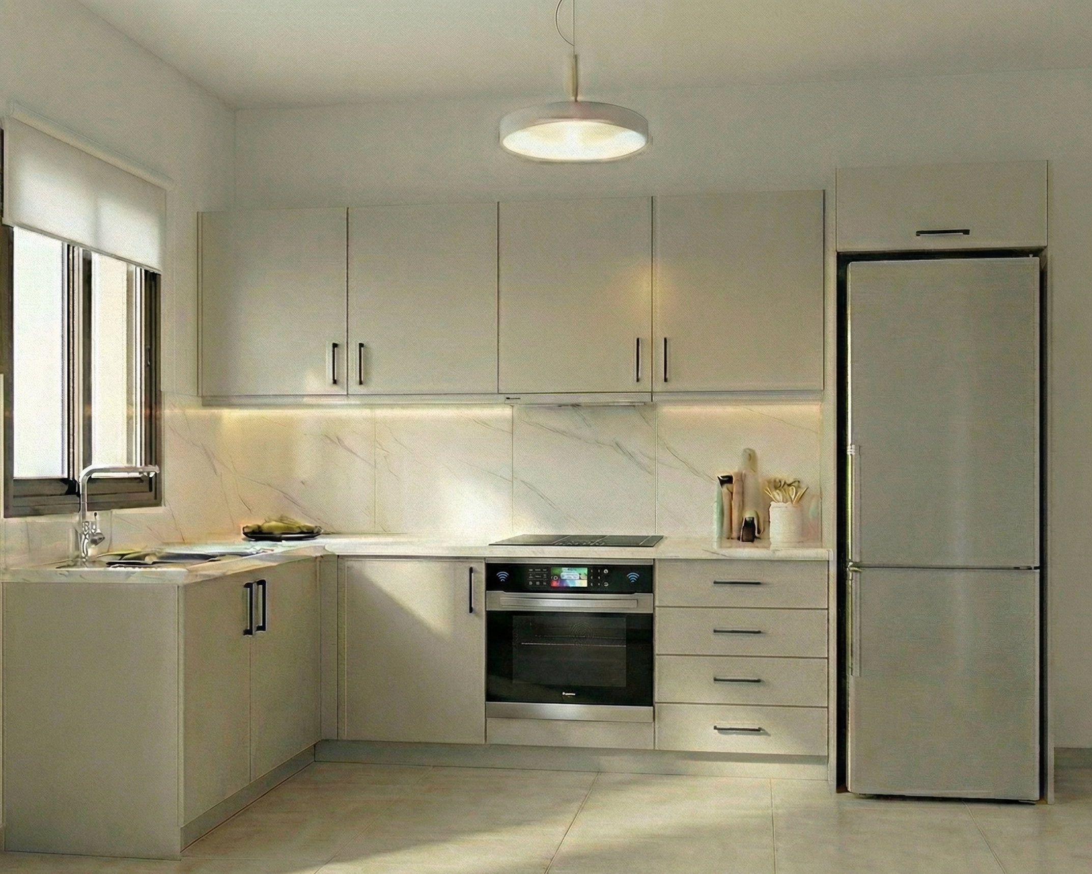 Μοντέρνα κουζίνα σχήματος L με ανοιχτόχρωμα ντουλάπια, πάγκο και πλάτη από λευκό μάρμαρο με γκρι νερά, κρυφό φωτισμό ταινίας LED και ανοξείδωτο ψυγείο.