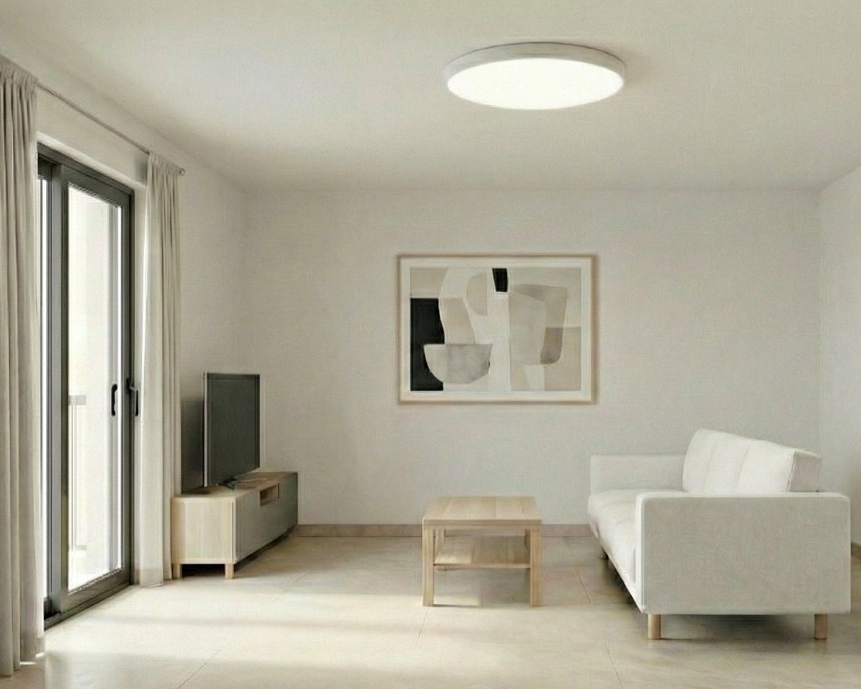 Μοντέρνο, φωτεινό σαλόνι με λευκό τριθέσιο καναπέ, ξύλινο τραπεζάκι μέσης, χαμηλό έπιπλο τηλεόρασης και μεγάλη συρόμενη μπαλκονόπορτα στα αριστερά.